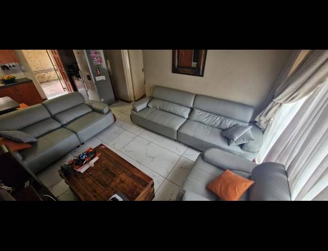 3 BEDROOM TOWNHOUSE FOR SALE IN HEUWELSIG ESTATE